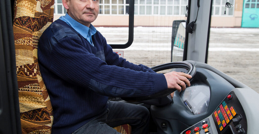 Зашел в салон. При этом со мной поздоровался, и все. За проезд опять не ...